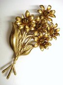 LARGE ANTIQUE GOLD TONE FLORAL BROOCH