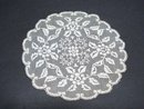FINE VICTORIAN STYLE FILET LACE ROUND DOILY