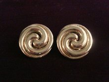 Wonderful Vintage Earrings Gold Tone Clip Style