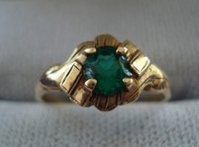 10k Gold Ring Emerald Green colour Stone