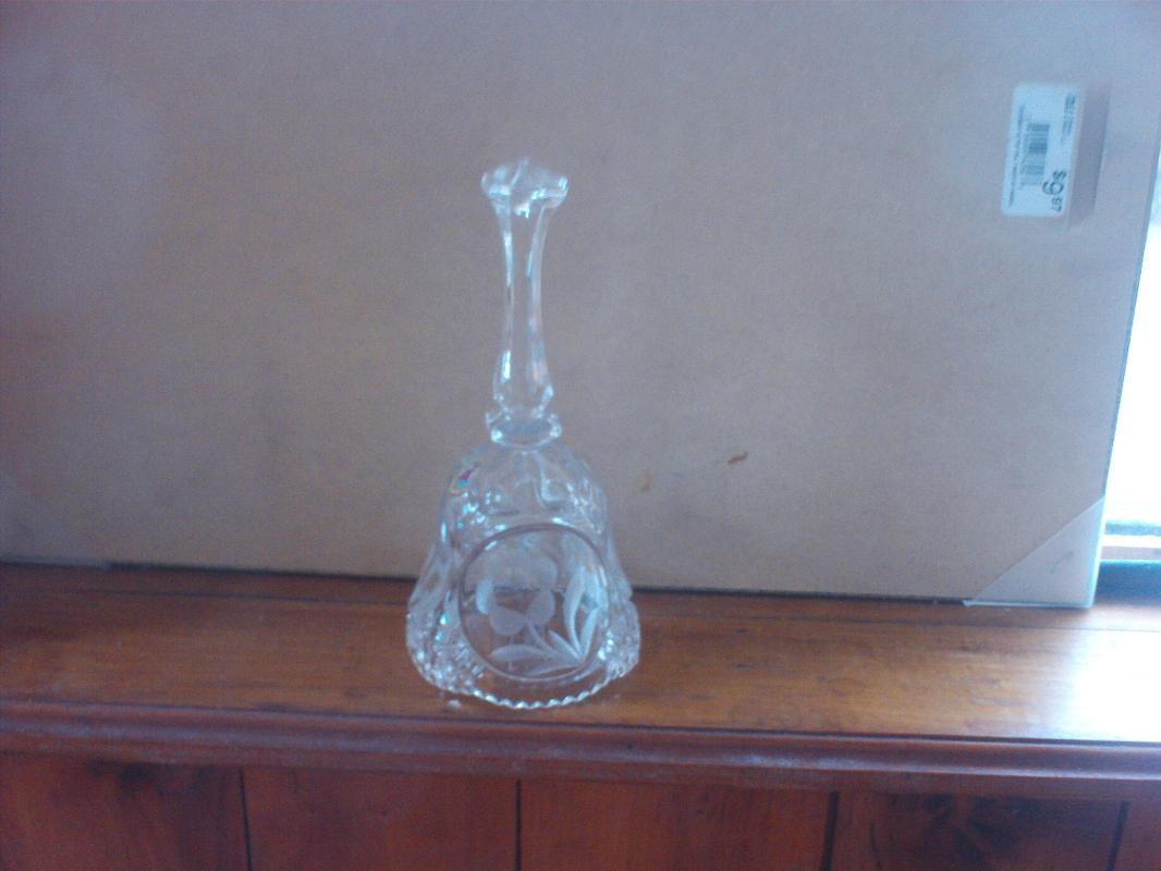 Lead crystal bell with flower