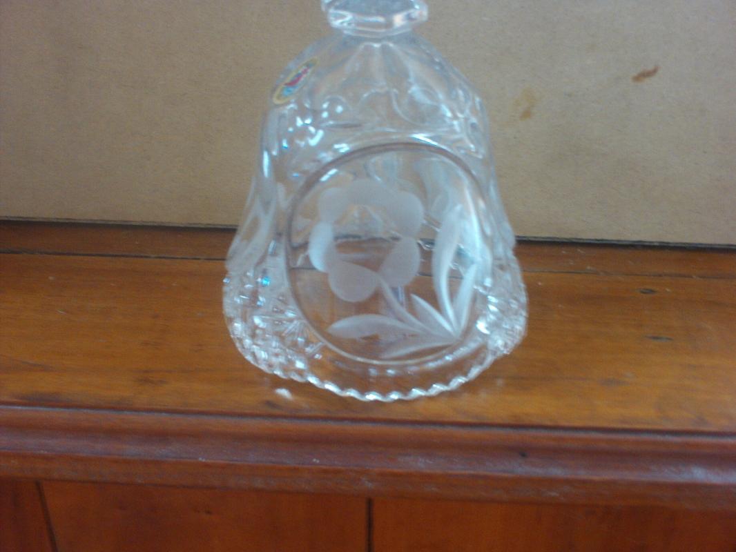 Lead crystal bell with flower