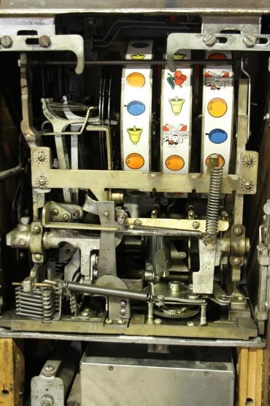 Antique Jennings Sun Chief Quarter Slot Machine
