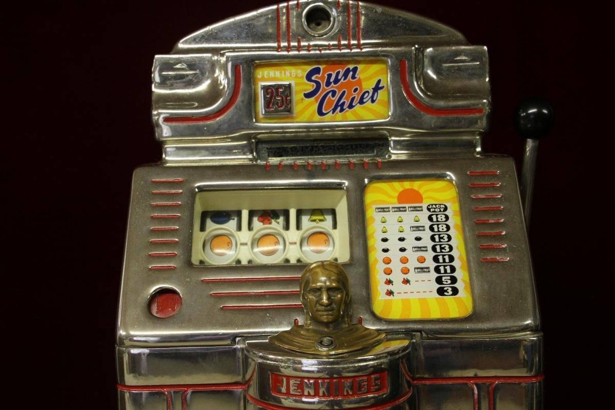 Antique Jennings Sun Chief Quarter Slot Machine