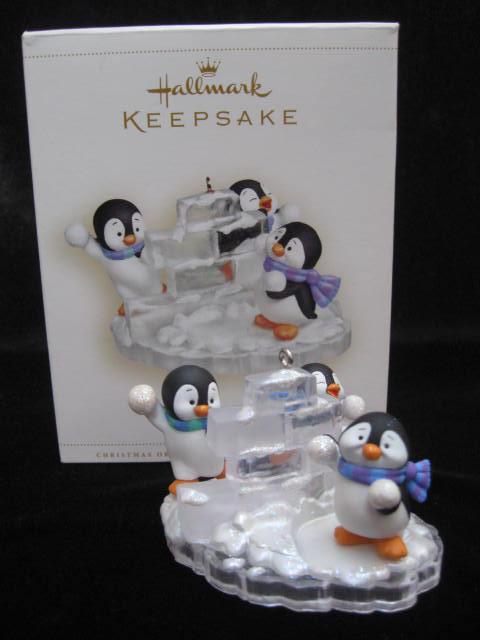 Hallmark 2006 SNOW FORT FUN Penguins Magic Motion Christmas Tree Ornament