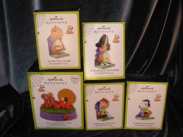 Lot Of 5 Hallmark 2011 Halloween Peanuts Ornaments & Magic Tabletop Display