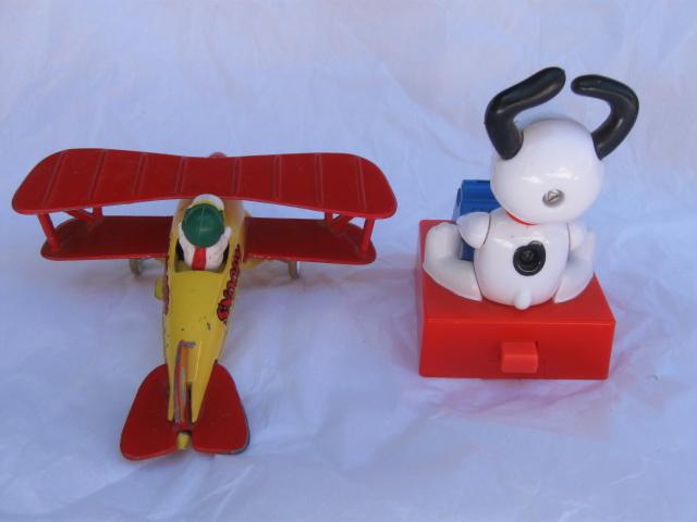 Vintage Peanuts Snoopy The Red Baron Die Cast Plane Aviva toy Co. 1965 + Bonus
