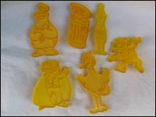 Lot of 6 Sesame Street Cookie Cutters, Wilton Elmo Cake Pan & Wilton 1977 Yearbook