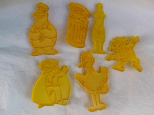 Lot of 6 Sesame Street Cookie Cutters, Wilton Elmo Cake Pan & Wilton 1977 Yearbook