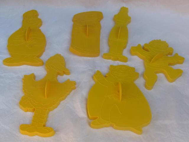 Lot of 6 Sesame Street Cookie Cutters, Wilton Elmo Cake Pan & Wilton 1977 Yearbook
