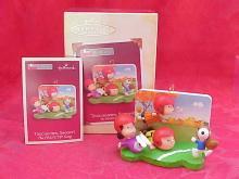 Hallmark 2005 Touch Down Snoopy The Peanuts Gang Super Bowl or Christmas Tree Ornament