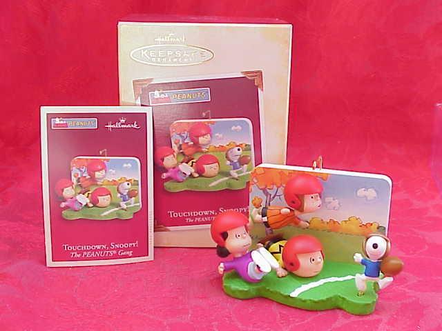 Hallmark 2005 Touch Down Snoopy The Peanuts Gang Super Bowl or Christmas Tree Ornament