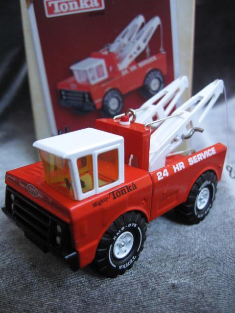 Hallmark 2005 Mighty Tonka Wrecker Christmas Tree Ornament