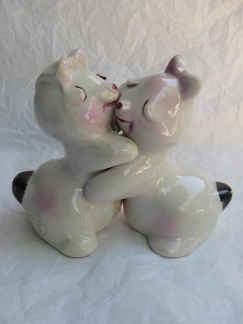 Vintage Bunny Hug Anthropomorphic Rabbit Van Tellingen Salt & Pepper Shakers