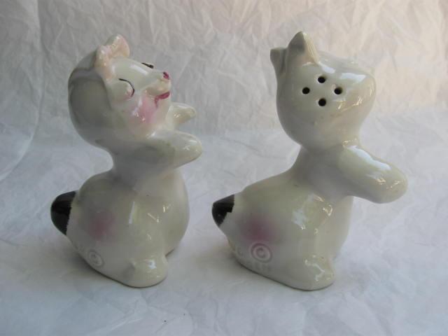 Vintage Bunny Hug Anthropomorphic Rabbit Van Tellingen Salt & Pepper Shakers