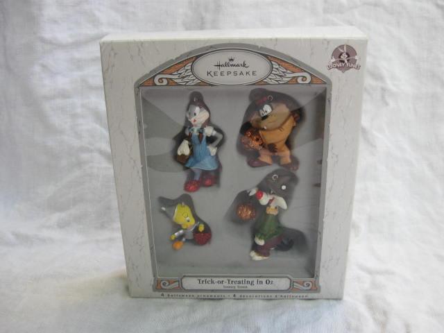 Hallmark 2007 Trick Or Treating In Oz Set of 4 Halloween Looney Tunes Wizard of Oz Ornaments