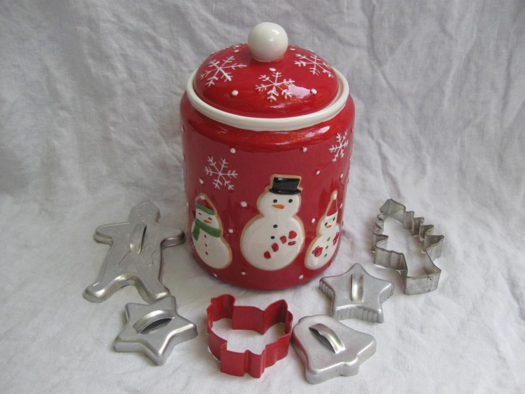 Hallmark 2011 Snowmen Christmas Winter Cookie Jar + Cookie Cutters Bonus