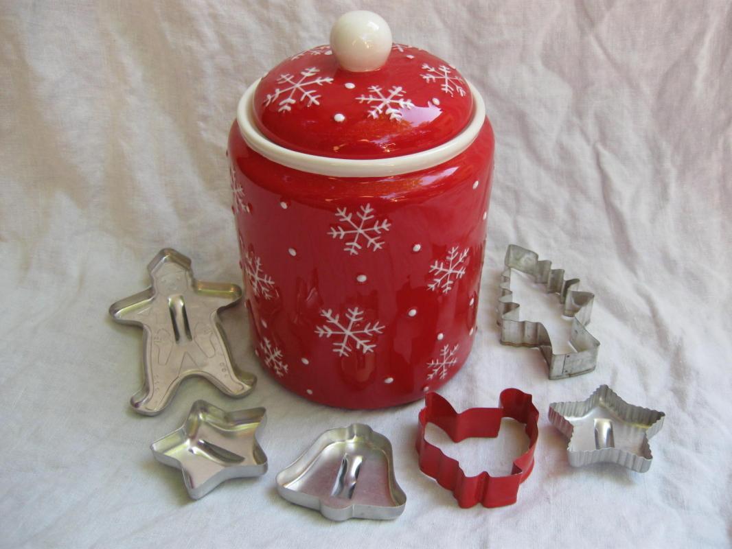 Hallmark 2011 Snowmen Christmas Winter Cookie Jar + Cookie Cutters Bonus