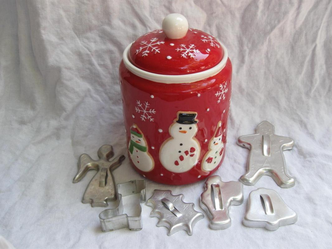 Hallmark 2011 Snowmen Winter Christmas Cookie Jar + Cookie Cutters Bonus