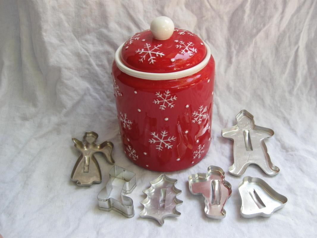 Hallmark 2011 Snowmen Winter Christmas Cookie Jar + Cookie Cutters Bonus