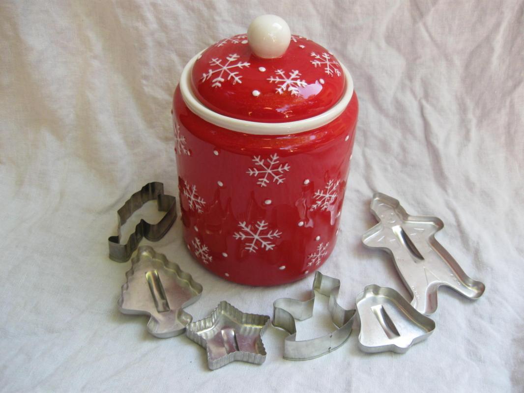 Hallmark 2011 Snowmen Winter Or Christmas Cookie Jar + Cookie Cutters Bonus