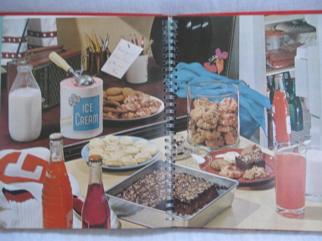 Betty Crocker's Cooky Cookie Book Cookbook Copyright 1963 2002