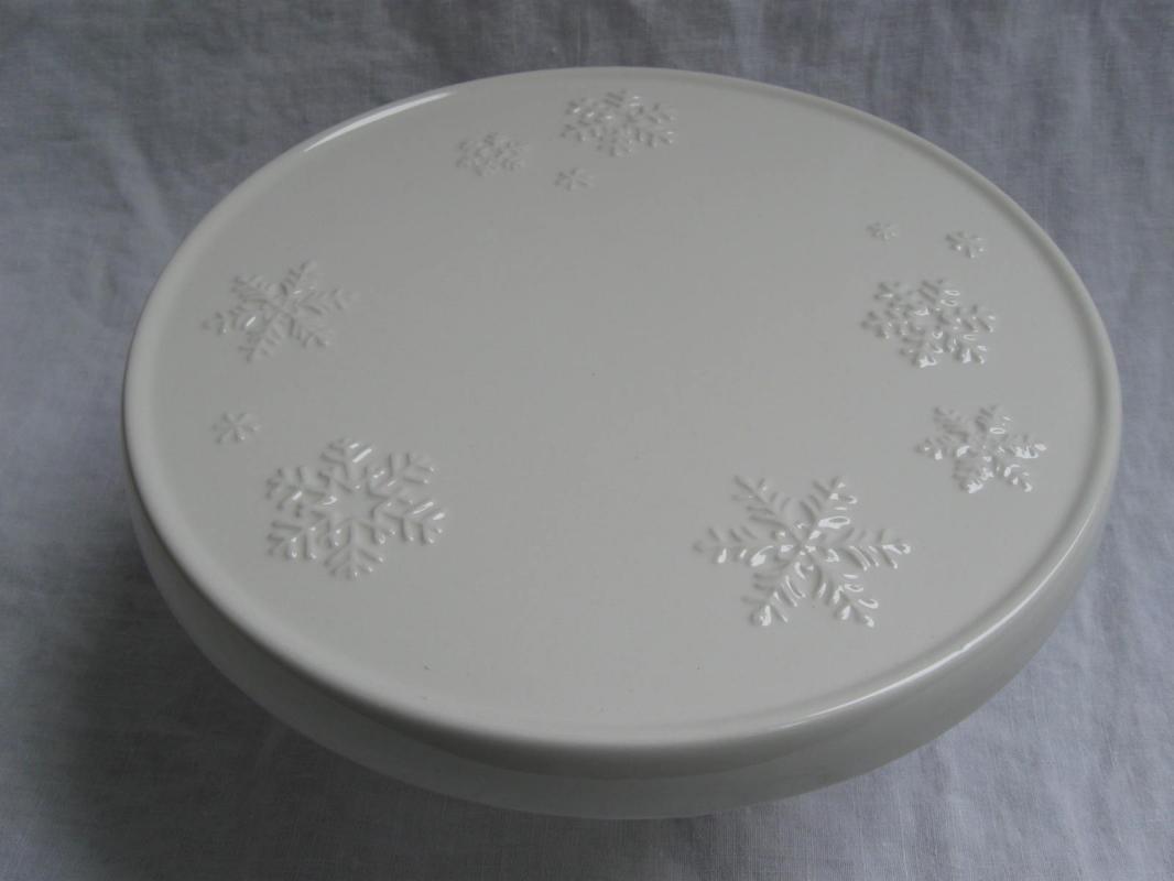 Hallmark 2013 White Pedestal Snowflake Design Ceramic Cake Plate