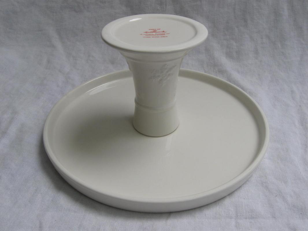 Hallmark 2013 White Pedestal Snowflake Design Ceramic Cake Plate