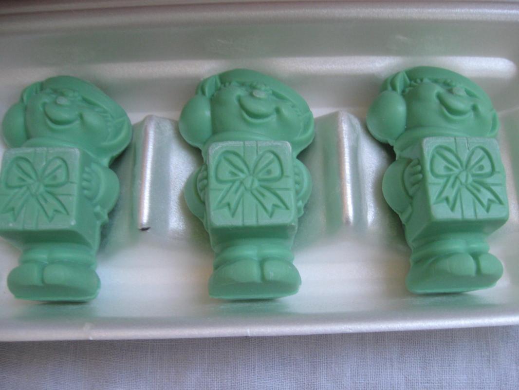 10 Bars Of Vintage Avon Cupcake Christmas Elves Butterflies & Choir Boys Soap