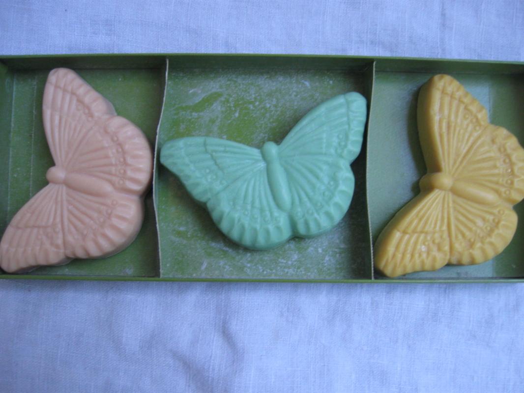 10 Bars Of Vintage Avon Cupcake Christmas Elves Butterflies & Choir Boys Soap