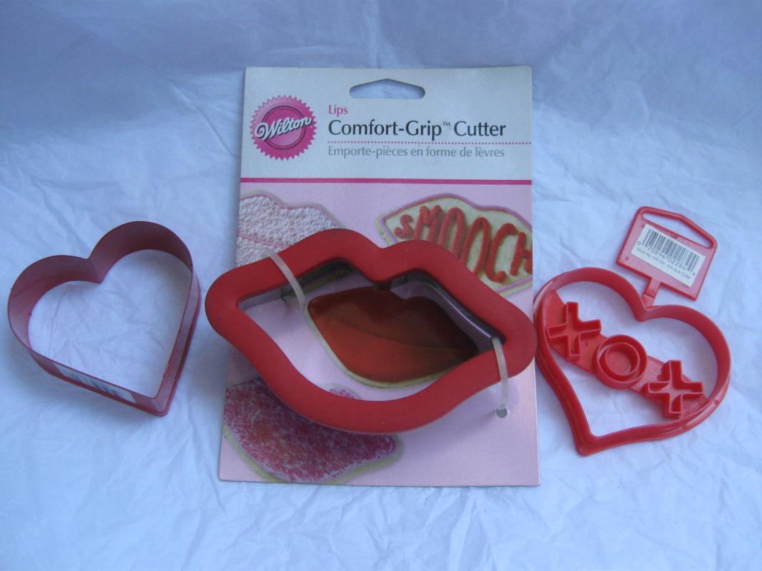 Wilton 3 Fancy Valeintine Hearts Cookie Cutters Hugs & Kisses Comfort Grip Lips