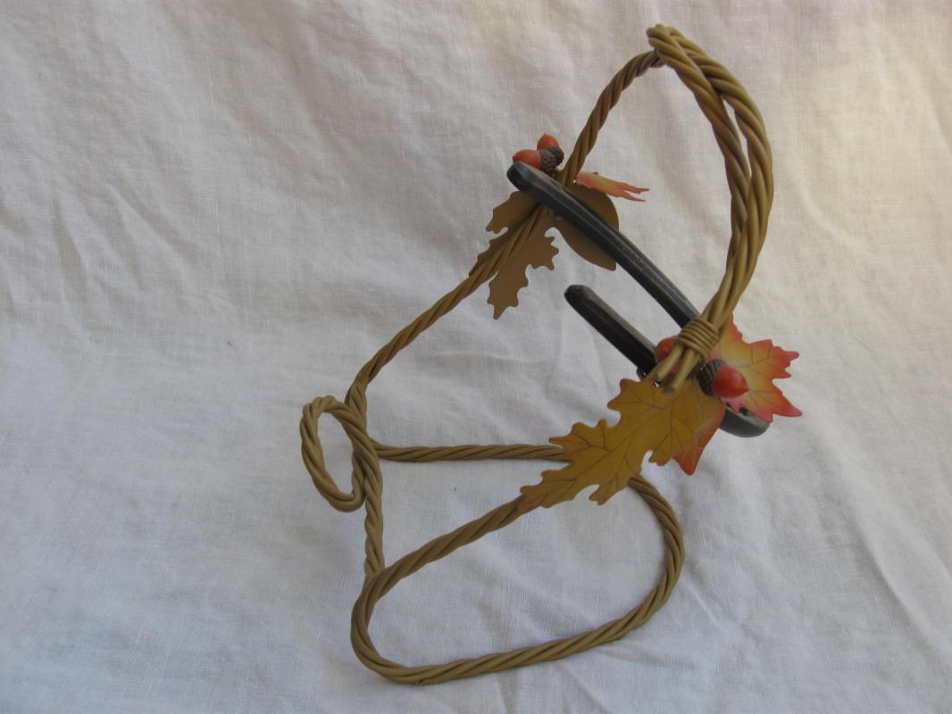 Fancy Metal Horseshoe Wine or Bottle Holder Rack Western Acorns Oak Leaves Rope