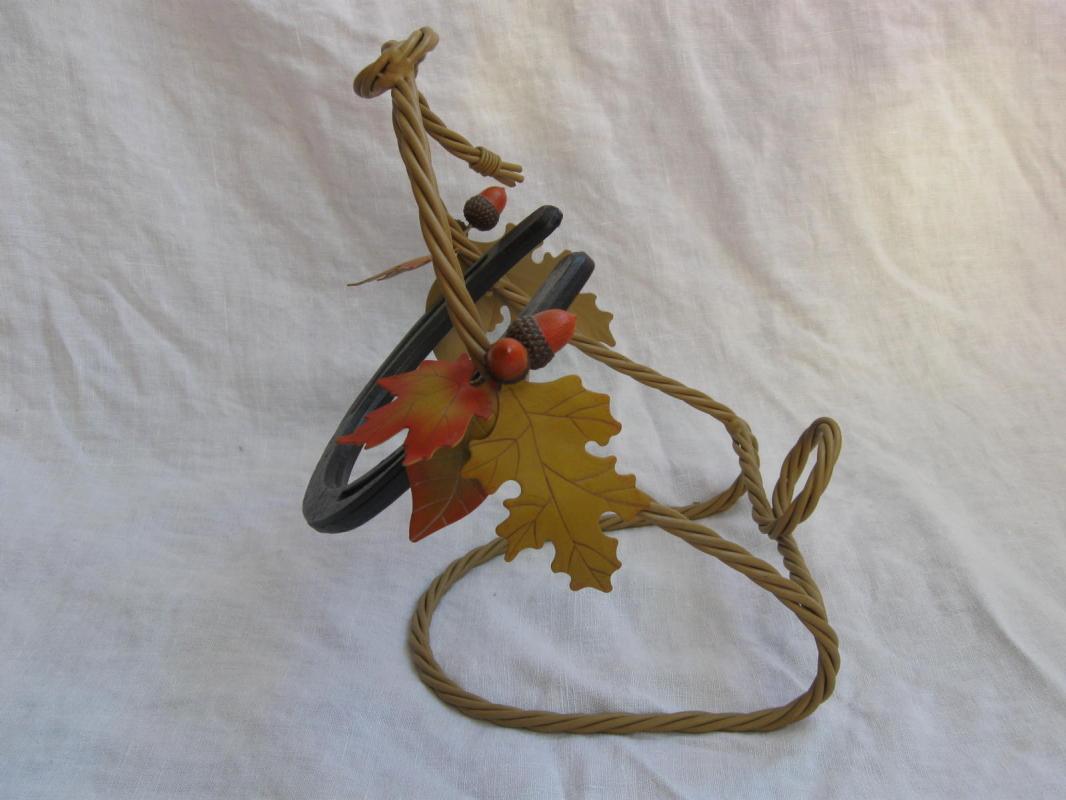 Fancy Metal Horseshoe Wine or Bottle Holder Rack Western Acorns Oak Leaves Rope