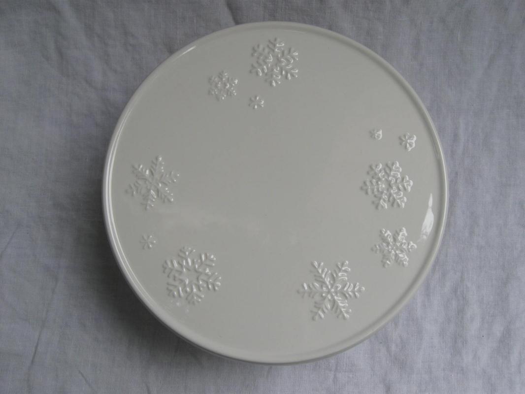 Hallmark 2013 White Pedestal Snowflake Design Ceramic Cake Plate