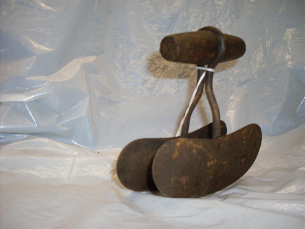 VINTAGE KITCHEN CUTTER