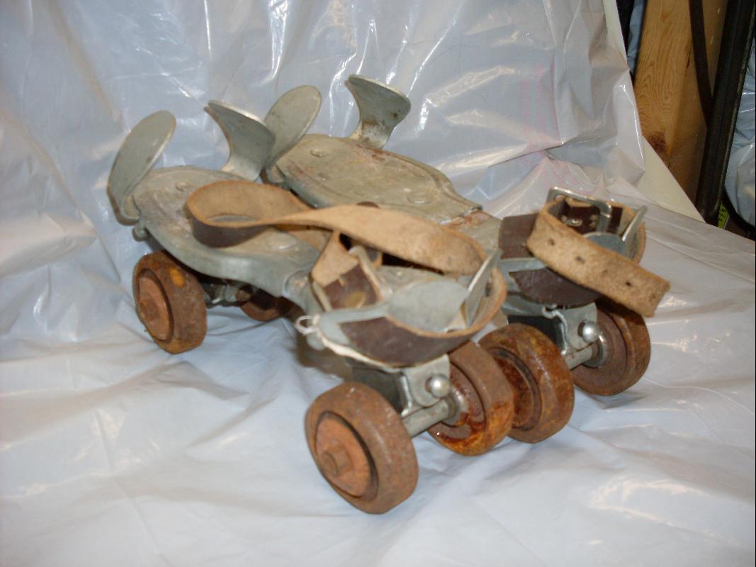 OLD ROLLER SKATES W/KEY