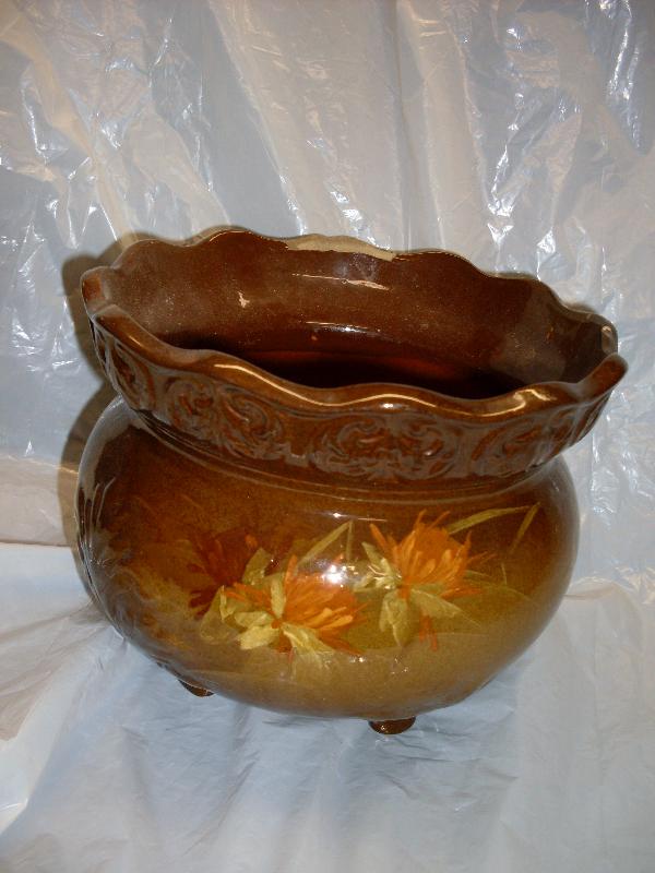4 footed pottery