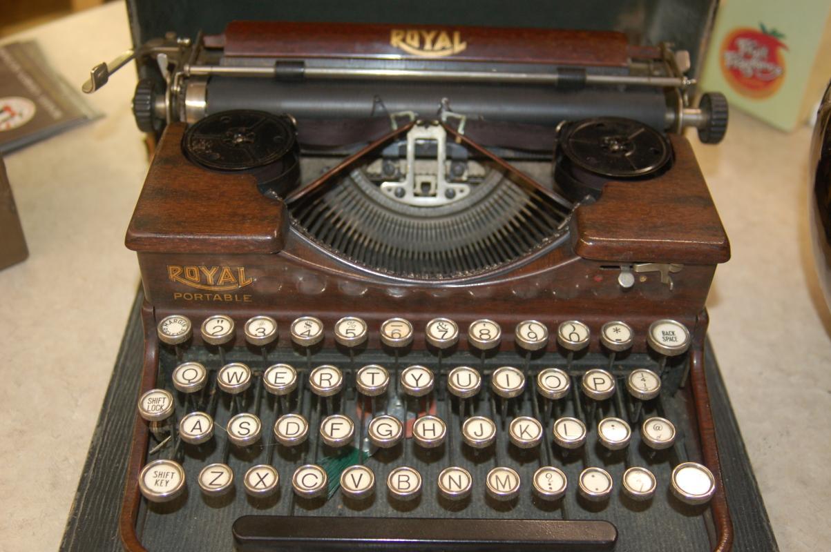 ROYAL TYPEWRITER CIRCA 1920