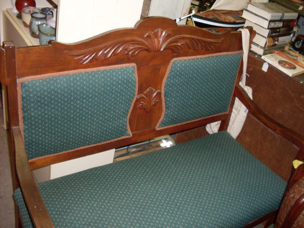 ANTIQUE VICTORIAN SETTEE