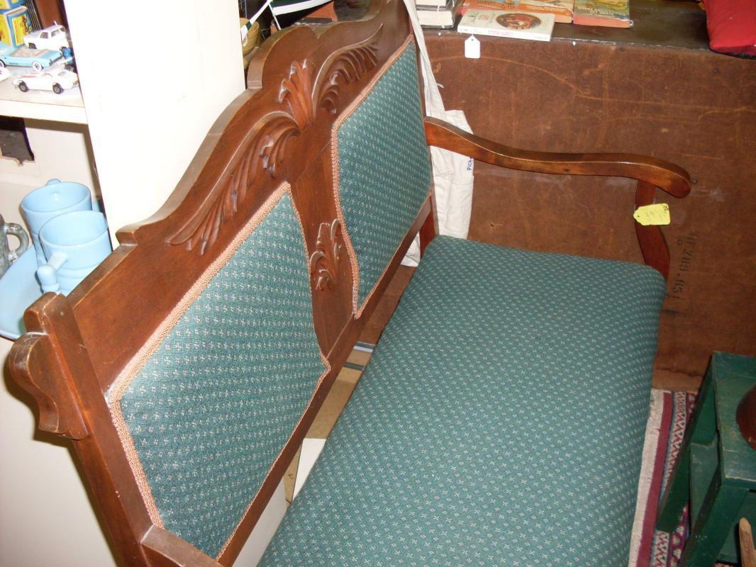 ANTIQUE VICTORIAN SETTEE