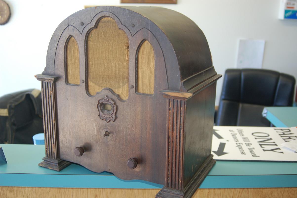 ANTIQUE CROSLY RADIO