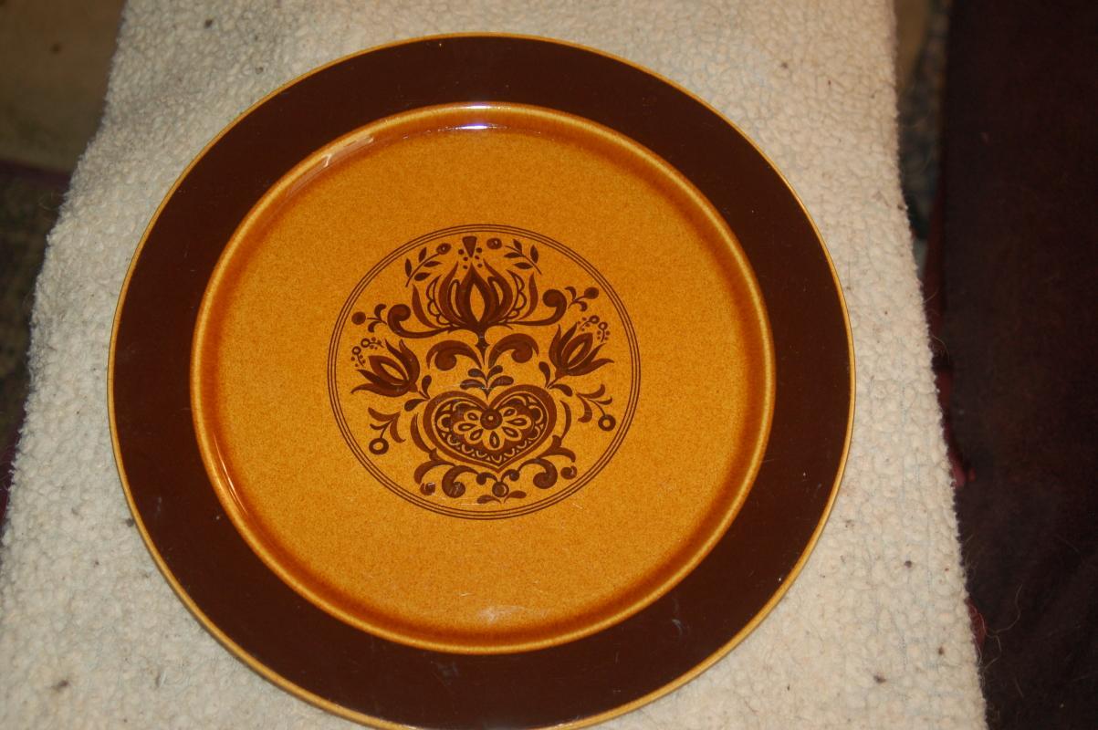 AWESOME DECORATED BROWN CERAMIC CHARGER!