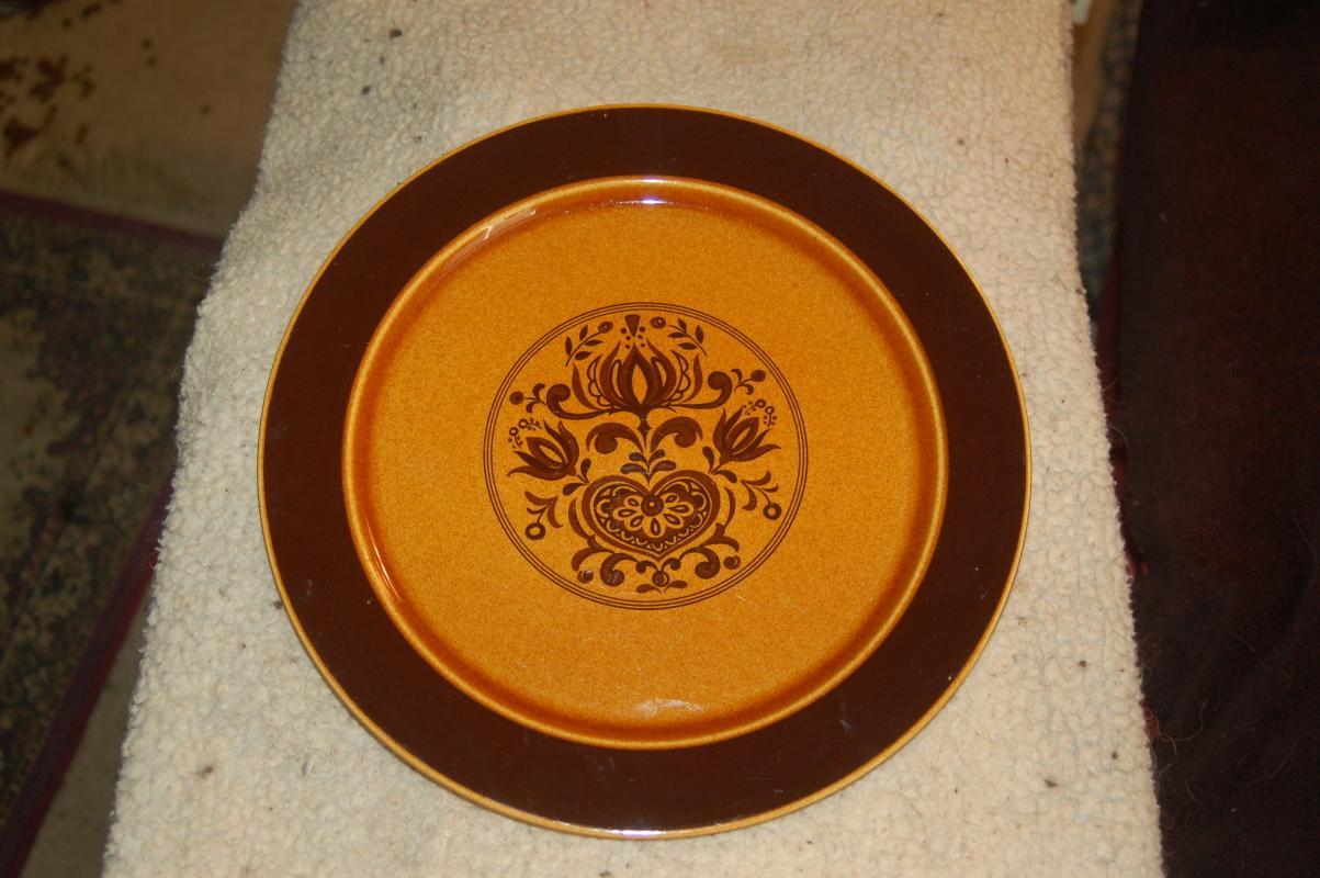 AWESOME DECORATED BROWN CERAMIC CHARGER!