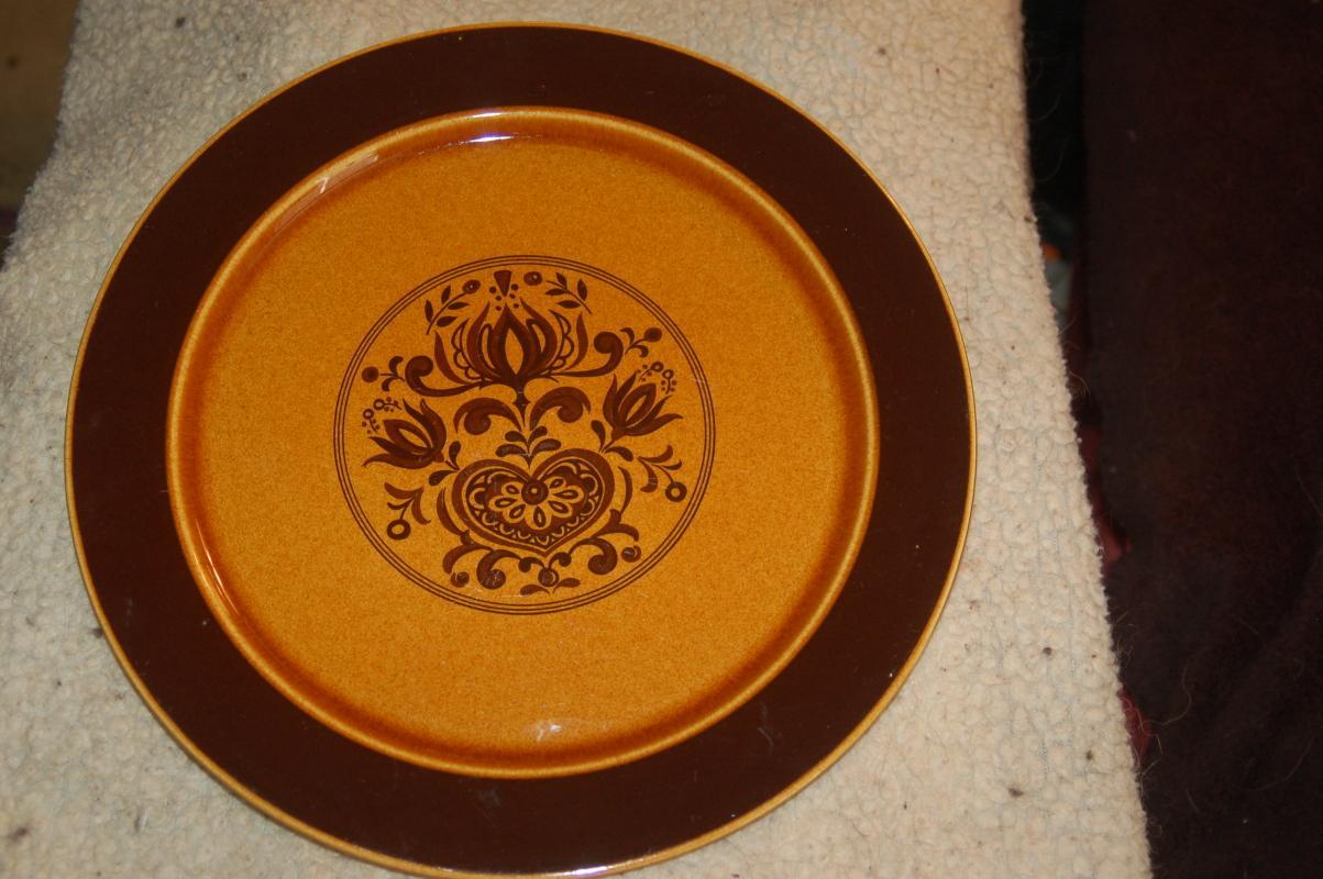 AWESOME DECORATED BROWN CERAMIC CHARGER!