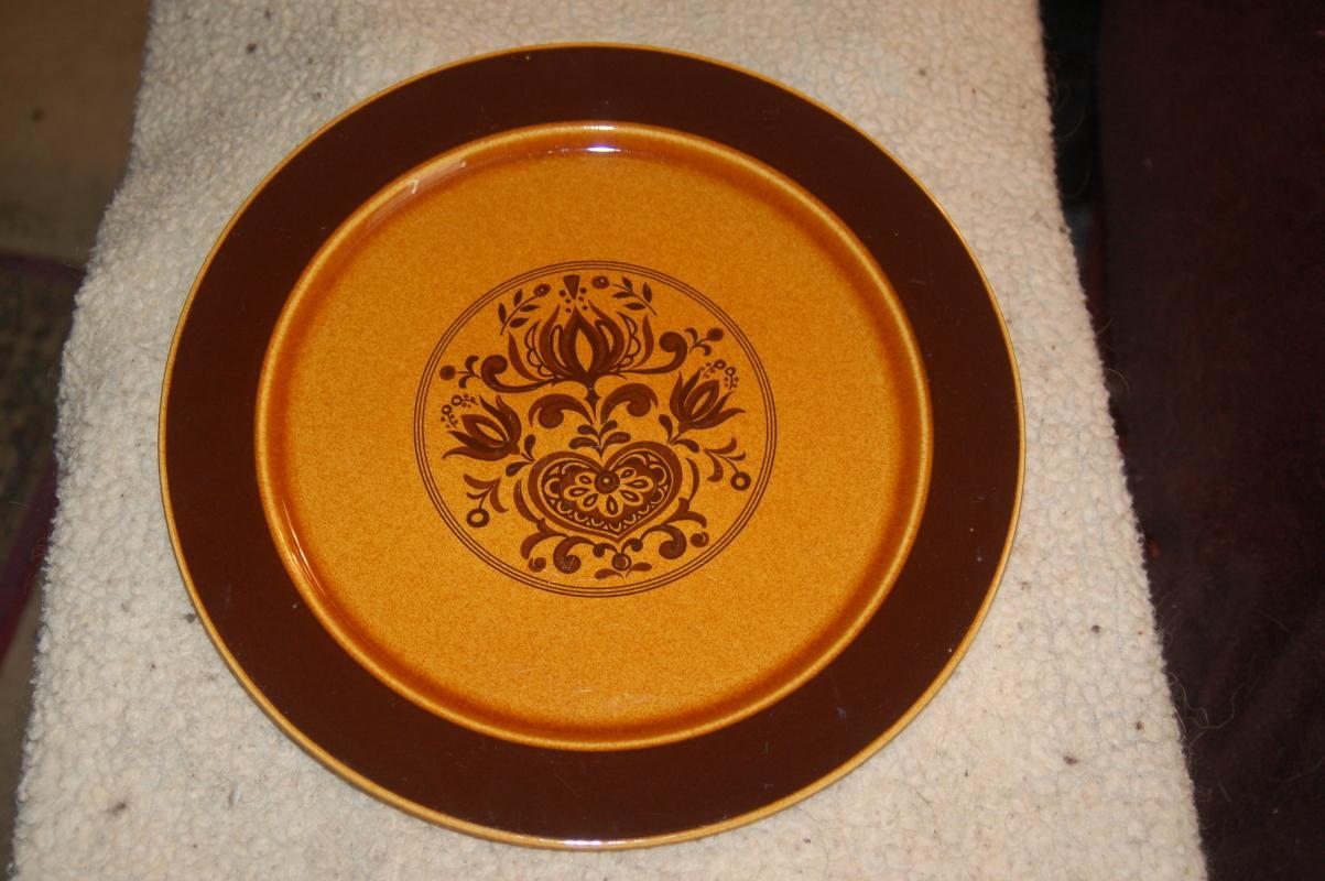AWESOME DECORATED BROWN CERAMIC CHARGER!