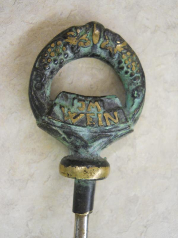 COLLECTIBLE WINE BOTTLE OPENER!