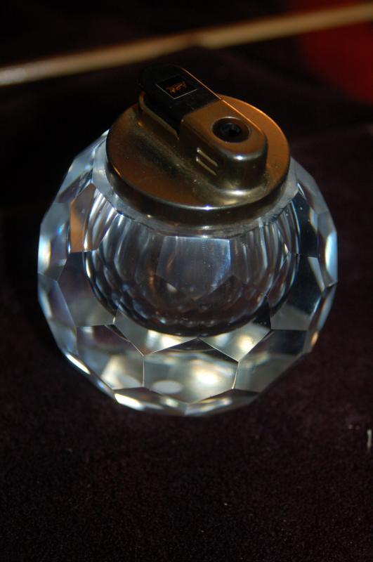 CRYSTAL CLEAR VINTAGE TABLETOP LIGHTER