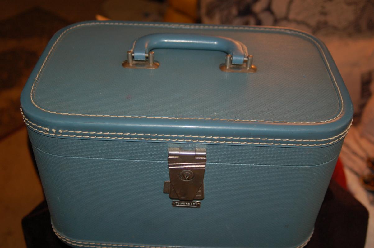 VINTAGE LUGGAGE PIECE
