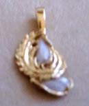 A Ladys beautiful Natural Pearl Pendant wrapped in 14K Yellow Gold Leafs