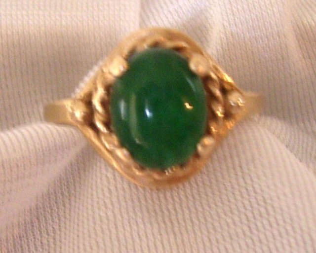 Ladys 2.40 cts. ,Beautiful dark green Natural Emerald ring/. 3.20 grams 14K yellow gold